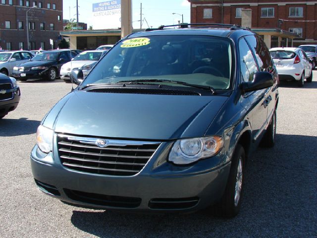 2005 Chrysler Town and Country 3.5