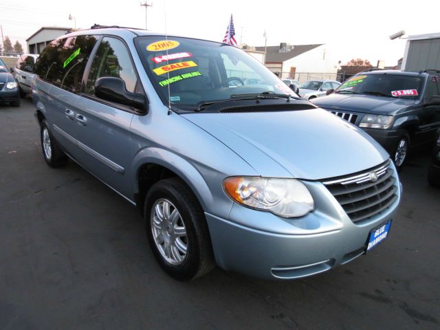 2005 Chrysler Town and Country 3.5