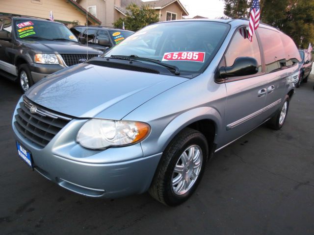 2005 Chrysler Town and Country 3.5