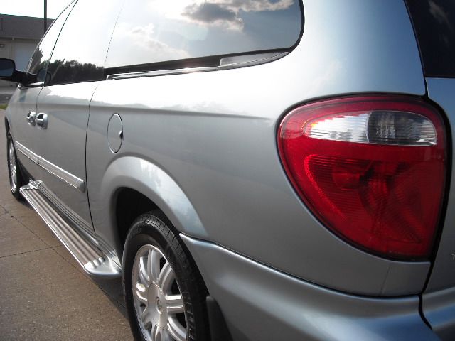 2005 Chrysler Town and Country 3.5