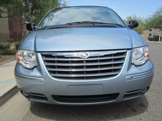 2005 Chrysler Town and Country SLT 25