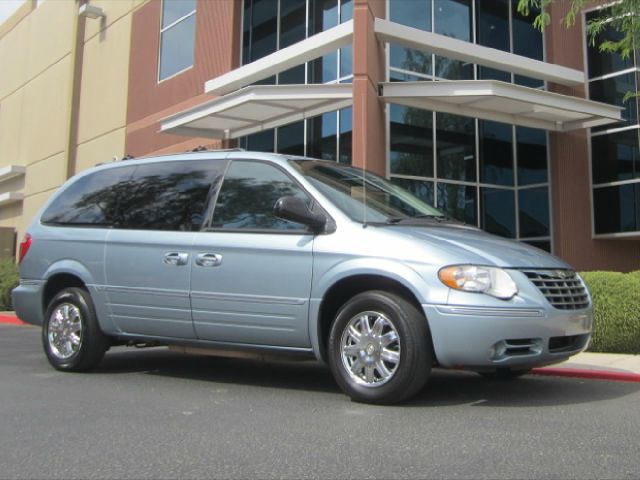 2005 Chrysler Town and Country SLT 25