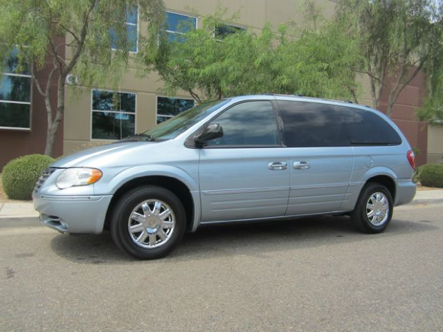 2005 Chrysler Town and Country SLT 25