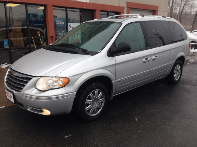 2005 Chrysler Town and Country SLT 25