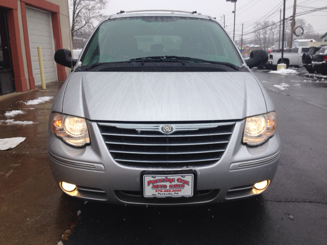 2005 Chrysler Town and Country SLT 25