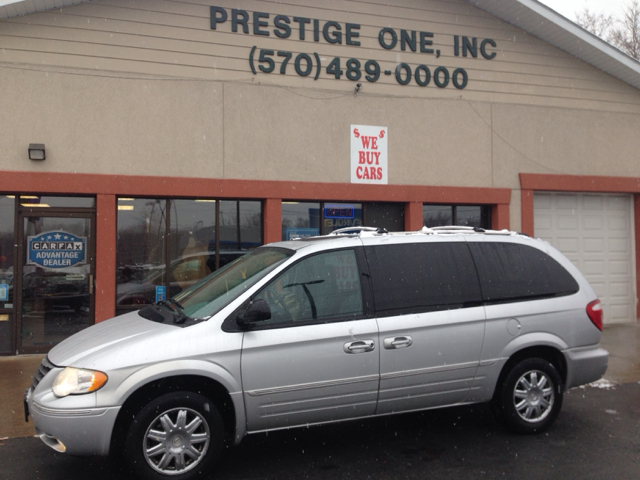 2005 Chrysler Town and Country SLT 25