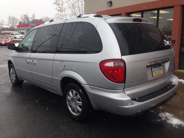 2005 Chrysler Town and Country SLT 25