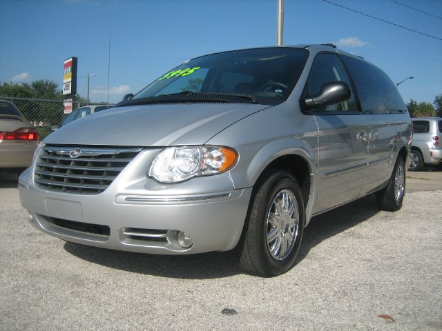 2005 Chrysler Town and Country SLT 25