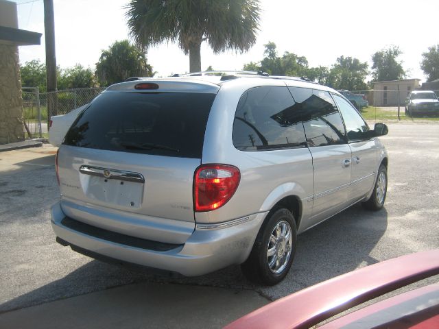 2005 Chrysler Town and Country SLT 25