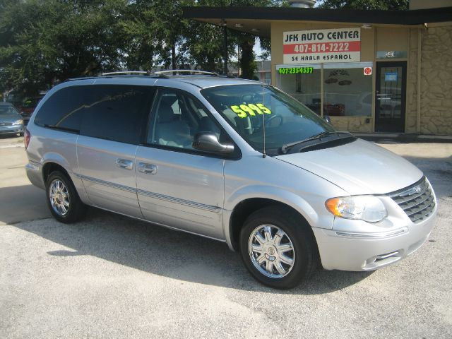 2005 Chrysler Town and Country SLT 25