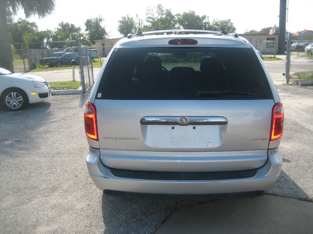 2005 Chrysler Town and Country SLT 25