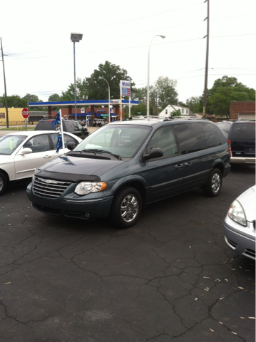 2005 Chrysler Town and Country SLT 25