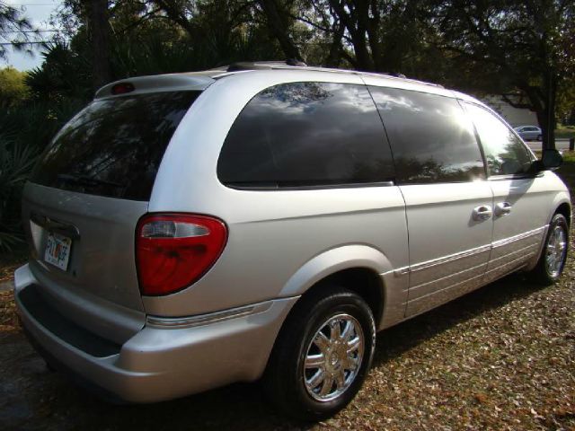 2005 Chrysler Town and Country SLT 25