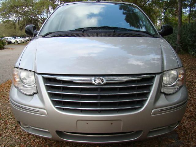 2005 Chrysler Town and Country SLT 25