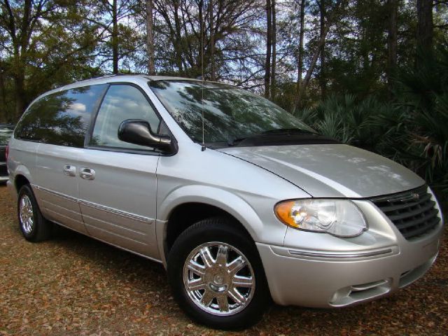 2005 Chrysler Town and Country SLT 25