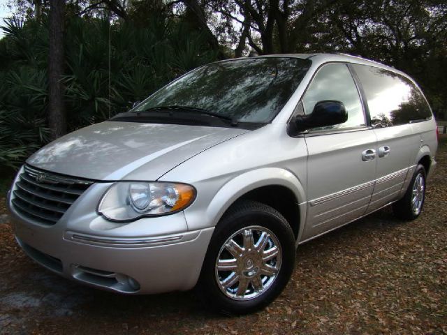 2005 Chrysler Town and Country SLT 25