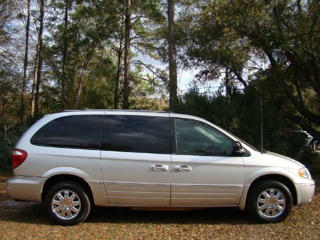 2005 Chrysler Town and Country SLT 25