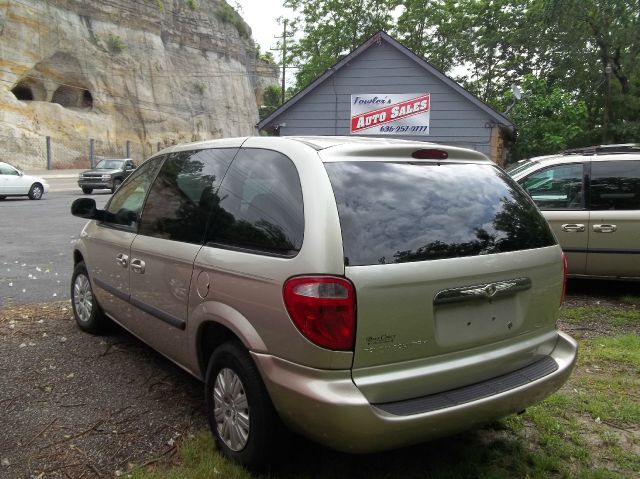 2005 Chrysler Town and Country Base