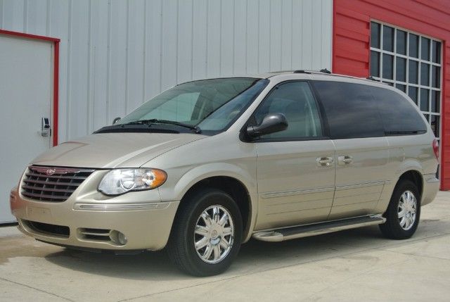 2005 Chrysler Town and Country SLT 25