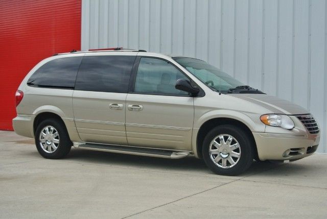 2005 Chrysler Town and Country SLT 25