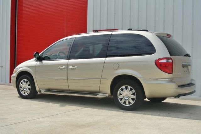 2005 Chrysler Town and Country SLT 25