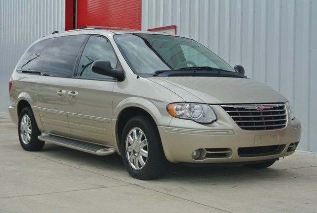 2005 Chrysler Town and Country SLT 25