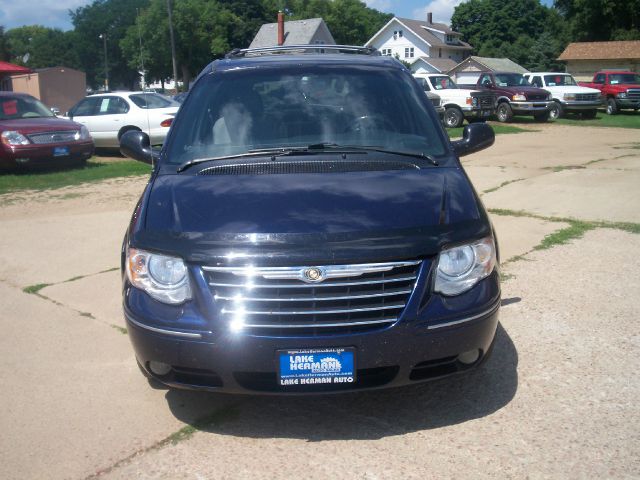 2005 Chrysler Town and Country SLT 25