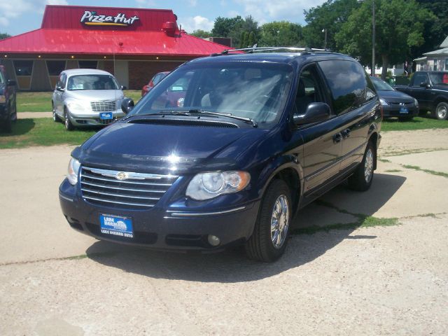 2005 Chrysler Town and Country SLT 25