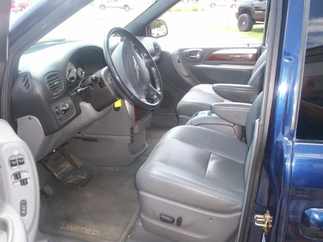 2005 Chrysler Town and Country SLT 25