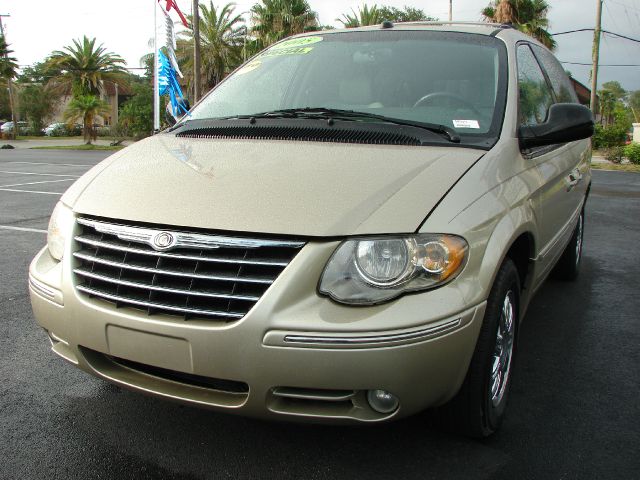 2005 Chrysler Town and Country SLT 25