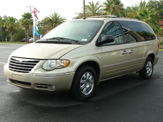 2005 Chrysler Town and Country SLT 25