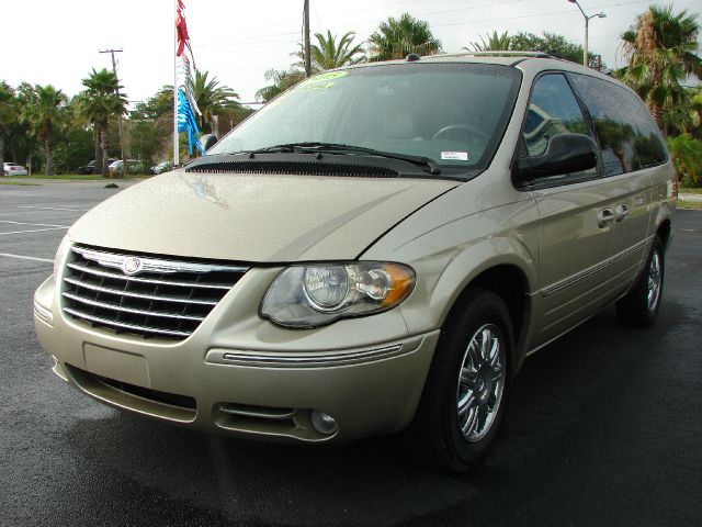 2005 Chrysler Town and Country SLT 25