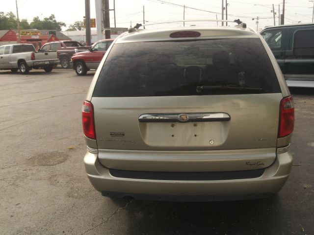 2005 Chrysler Town and Country SLT 25