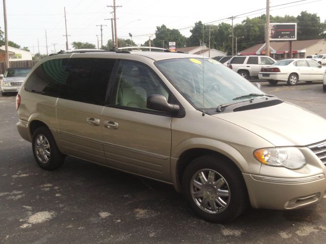 2005 Chrysler Town and Country SLT 25