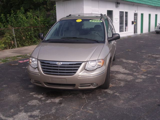 2005 Chrysler Town and Country SLT 25