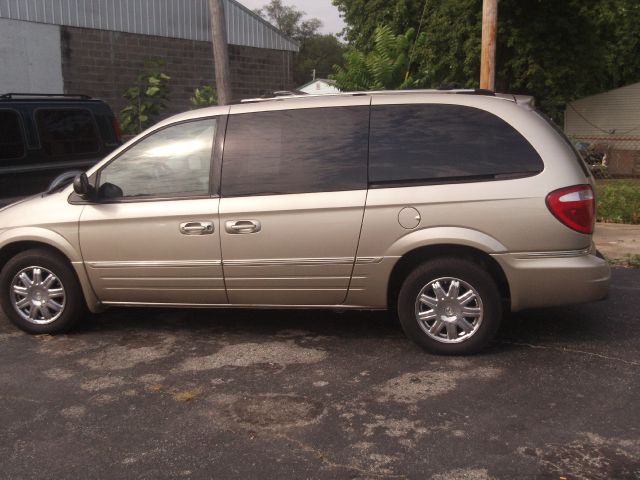 2005 Chrysler Town and Country SLT 25