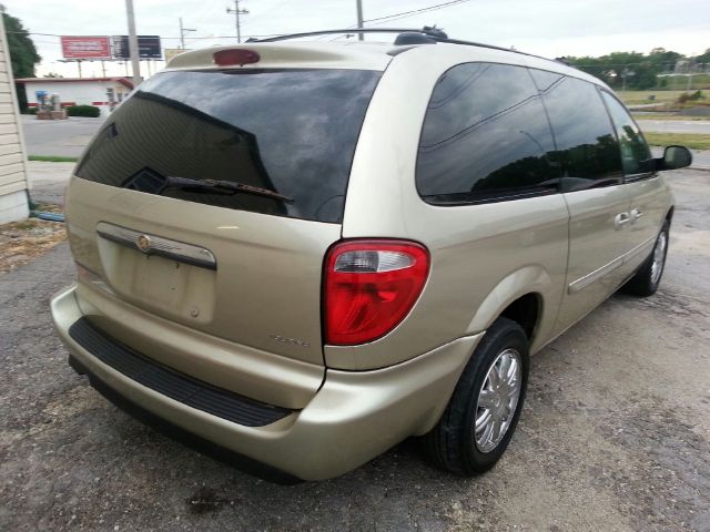 2005 Chrysler Town and Country Coupe Try 1.99 Apr