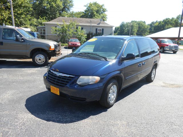 2005 Chrysler Town and Country Elk Conversion Van