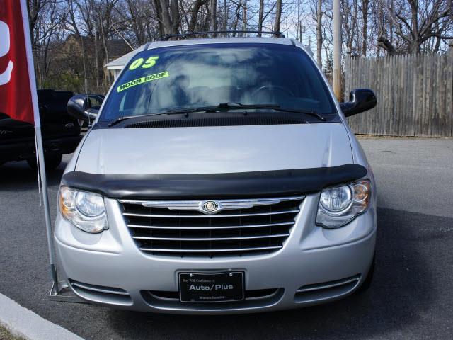 2005 Chrysler Town and Country Extenede CAB 4X4