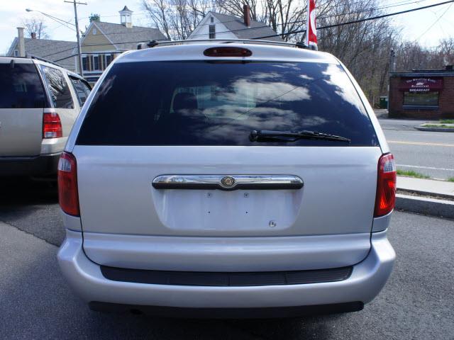 2005 Chrysler Town and Country Extenede CAB 4X4