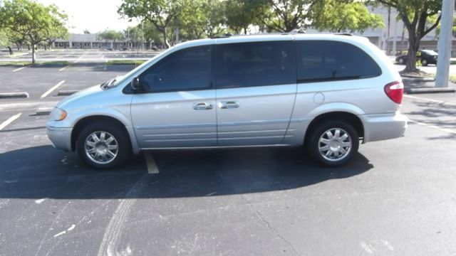 2005 Chrysler Town and Country SLT 25