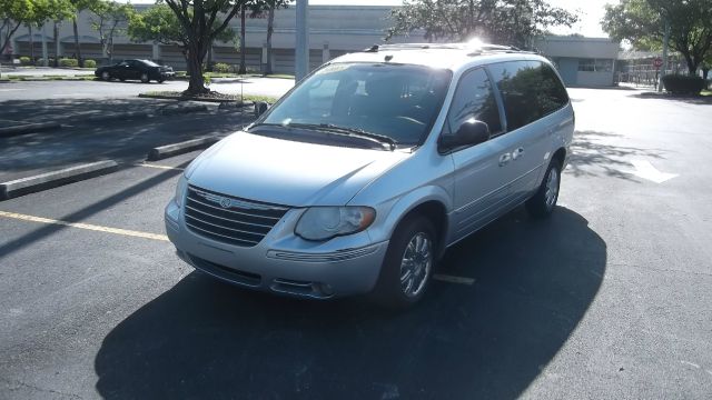 2005 Chrysler Town and Country SLT 25