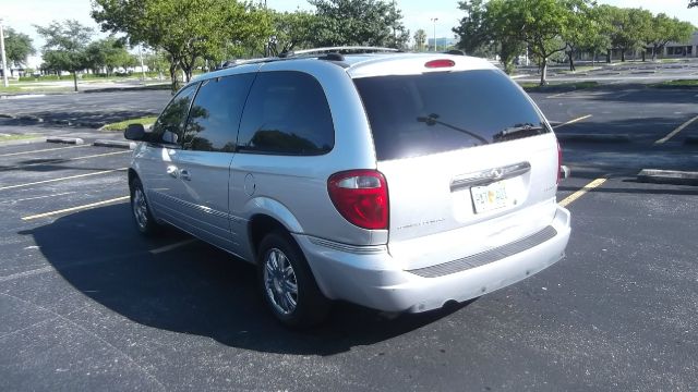 2005 Chrysler Town and Country SLT 25