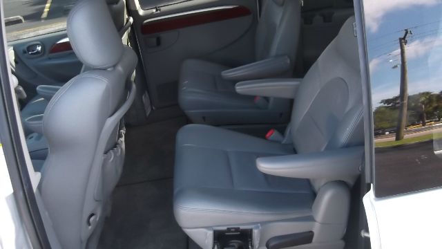 2005 Chrysler Town and Country SLT 25