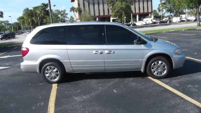 2005 Chrysler Town and Country SLT 25