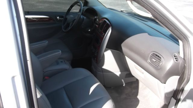 2005 Chrysler Town and Country SLT 25