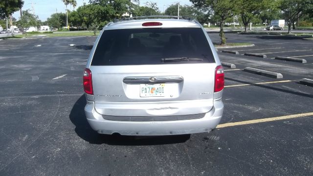 2005 Chrysler Town and Country SLT 25