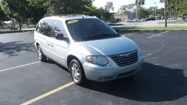 2005 Chrysler Town and Country SLT 25