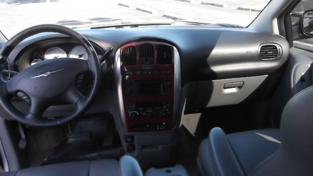 2005 Chrysler Town and Country SLT 25