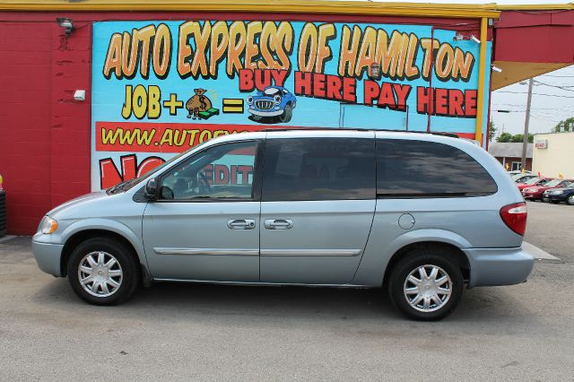 2005 Chrysler Town and Country 3.5